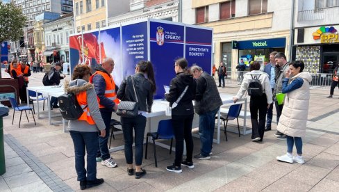 GUŽVA NA ŠTANDOVIMA: Građani masovno pristupaju Pokretu za narod i državu (FOTO/VIDEO)