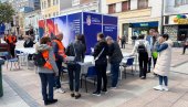 ГУЖВА НА ШТАНДОВИМА: Грађани масовно приступају Поркету за народ и државу (ФОТО/ВИДЕО)