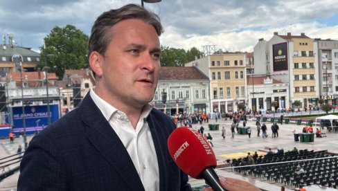 SELAKOVIĆ STIGAO NA SVENARODNI SKUP U NIŠU: Za Novosti govorio o novim planovima