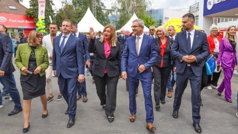 POČEO 92. MEĐUNARODNI POLJOPRIVREDNI SAJAM U NOVOM SADU: Najveću smotru agrara u regionu svečano otvorio ministar Dragan Glamočić POČEO 92. MEĐUNARODNI POLJOPRIVREDNI SAJAM U NOVOM SADU: Najveću smotru agrara u regionu svečano otvorio ministar Dragan Glamočić