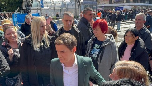 DANAS MOŽEMO DA VIDIMO SVE SUPROTNO NASILJU Ana Brnabić stigla na svenarodni skup (VIDEO)