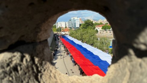 TRGOVI, ULICE, ZGRADE UKRAŠENE TROBOJKAMA: Srbija i Srpska obeležavaju Dan srpskog jedinstva, slobode i nacionalne zastave TRGOVI, ULICE, ZGRADE UKRAŠENE TROBOJKAMA: Srbija i Srpska obeležavaju Dan srpskog jedinstva, slobode i nacionalne zastave