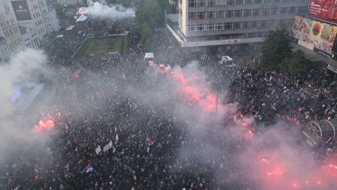 POSLE MOĆNOG VUČIĆEVOG GOVORA: Velika bakljada na saboru u Nišu (VIDEO)