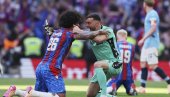 PROSLAVA TROFEJA: Navijači Palasa jedva čekaju da pozdrave svoje miljenike na Selhurst parku