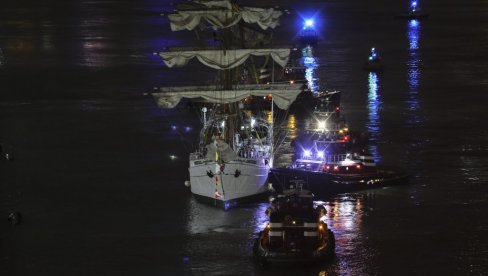 DVE OSOBE POGINULE, 19 POVREĐENO: Meksički brod udario u Bruklinski most (FOTO)
