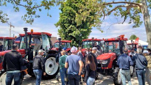 PAORI MERKAJU NOVU MEHANIZACIJU: Drugi dan 92. Međunarodnog poljoprivrednog sajma u Novom Sadu, najviše se zagledaju izloženi traktori