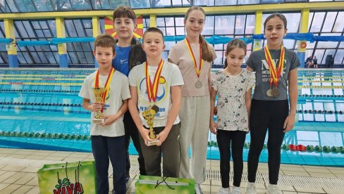 „POSEJDONCI“ BLISTALI U SKOPLJU: Ispivali medalje, Nikola i Veljko plivači mitinga (FOTO)