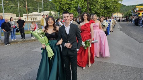 UGLJEVIKOM PROŠETALI MATURANTI: Defile mladosti i lepote