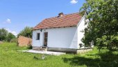 KUĆU S BUNAROM PRODAJU ZA 15.500 €: U blizini su poznata banja i planina, a u sve to ulazi i građevinsko zemljište