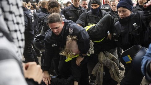 KAKO JE NEMAČKA POLICIJA SUZBIJALA PROTESTE OVE GODINE: Od hapšenja devojčice do pritiskanja uhapšenih kolenom po vratu KAKO JE NEMAČKA POLICIJA SUZBIJALA PROTESTE OVE GODINE: Od hapšenja devojčice do pritiskanja uhapšenih kolenom po vratu