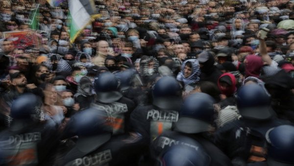ТУРЦИ ИЗАЗВАЛИ ХАОС У НЕМАЧКОЈ: Десетине повређених полицајаца (ВИДЕО) ТУРЦИ ИЗАЗВАЛИ ХАОС У НЕМАЧКОЈ: Десетине повређених полицајаца (ВИДЕО)