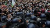 ТУРЦИ ИЗАЗВАЛИ ХАОС У НЕМАЧКОЈ: Десетине повређених полицајаца (ВИДЕО) ТУРЦИ ИЗАЗВАЛИ ХАОС У НЕМАЧКОЈ: Десетине повређених полицајаца (ВИДЕО)