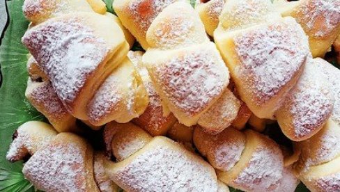 НЕ МОРА СВАКИ ДОРУЧАК ДА БУДЕ СЛАН: Замесите пуњене слатке кифле и сачекајте да се охладе пре него што навалите на њих