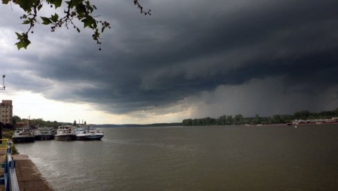 НЕВРЕМЕ СТИЖЕ РАНИЈЕ НЕГО ШТО ЈЕ ОЧЕКИВАНО: Интензивна олуја вечерас ће се сручити на ове делове Србије