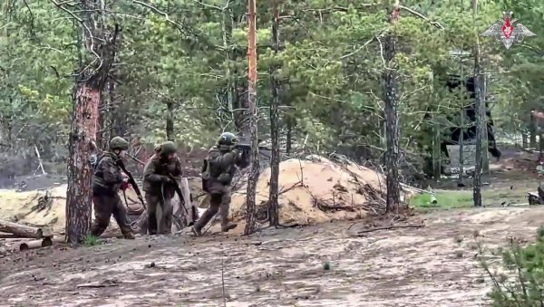 РУСКА “СТРАТЕГИЈА ТРОСТРУКОГ ГУШЕЊА” Британски Телеграф: Микс дронова, копнених напада и бомби разара линије одбране! РУСКА “СТРАТЕГИЈА ТРОСТРУКОГ ГУШЕЊА” Британски Телеграф: Микс дронова, копнених напада и бомби разара линије одбране!