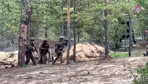 РУСКА “СТРАТЕГИЈА ТРОСТРУКОГ ГУШЕЊА” Британски Телеграф: Микс дронова, копнених напада и бомби разара линије одбране!