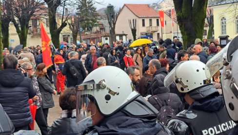 DOBILI NEZAVISNOST, IDENTITET JOŠ TRAŽE: Posle 19 godina, kada su krenuli svojim putem, u Crnoj Gori podeljeni oko jezika, vere.. DOBILI NEZAVISNOST, IDENTITET JOŠ TRAŽE: Posle 19 godina, kada su krenuli svojim putem, u Crnoj Gori podeljeni oko jezika, vere..