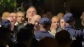DIVLJAŠTVO: Teroristička opoziciona ćelija iz Kule pokušala da prekine sednicu Skupštine i da napadne aktiviste i prostorije SNS DIVLJAŠTVO: Teroristička opoziciona ćelija iz Kule pokušala da prekine sednicu Skupštine i da napadne aktiviste i prostorije SNS