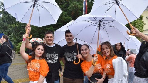 MATURANTI U KIKINDI PLEŠU 18 GODINA: Kadril proslavio punoletstvo sa 300 srednjoškolaca MATURANTI U KIKINDI PLEŠU 18 GODINA: Kadril proslavio punoletstvo sa 300 srednjoškolaca