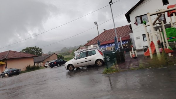 ОРАНИЦЕ ПУНЕ ВОДЕ: Невреме у малозворничком крају, киша пада као из кабла ОРАНИЦЕ ПУНЕ ВОДЕ: Невреме у малозворничком крају, киша пада као из кабла
