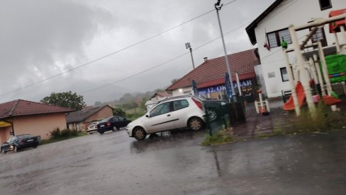 ОРАНИЦЕ ПУНЕ ВОДЕ: Невреме у малозворничком крају, киша пада као из кабла ОРАНИЦЕ ПУНЕ ВОДЕ: Невреме у малозворничком крају, киша пада као из кабла