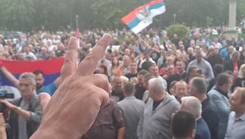 МРЖЊА ЗБОГ ТРИ ПРСТА!: Држављанин Србије који живи у Бечу, у Подгорици кажњен са 1.200 евра