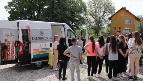 KNJIGE SVUDA STIŽU: „Bibliokombi“ kraljevačke biblioteke obilazi seoska područja KNJIGE SVUDA STIŽU: „Bibliokombi“ kraljevačke biblioteke obilazi seoska područja