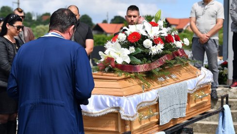 САХРАЊЕН ДАМИР ДОКИЋ!  Јелена се није појавила, нема умрлице, само син и непозната жена у сузама