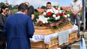 SAHRANJEN DAMIR DOKIĆ!  Jelena se nije pojavila, nema umrlice, samo sin i nepoznata žena u suzama