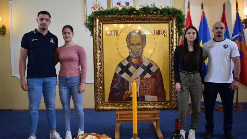 УЗ ПРАВОСЛАВНА ЗВОНИЛА И КАТОЛИЧКА ЗВОНА: Кикинда прославила градску и храмовну славу (Фото) УЗ ПРАВОСЛАВНА ЗВОНИЛА И КАТОЛИЧКА ЗВОНА: Кикинда прославила градску и храмовну славу (Фото)