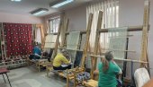 KOLIKO ŠARA IMA, TOLIKO VREDI: Način izrade jednog od simbola naše baštine, pirotskog ćilima, mukotrpan je i traje bar mesec dana (FOTO)