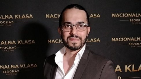 МУЗИКА ЈЕ УМЕТНОСТ КОЈА БУДИ НАЈЛПШЕ ЕМОЦИЈЕ: Адил Максутовић о солистичком концерту и о пријатељству на естради (ФОТО)