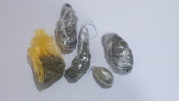 ХАПШЕЊЕ У БИЈЕЛОМ ПОЉУ: Дрога на дечјем игралишту ХАПШЕЊЕ У БИЈЕЛОМ ПОЉУ: Дрога на дечјем игралишту