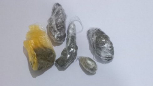 ХАПШЕЊЕ У БИЈЕЛОМ ПОЉУ: Дрога на дечјем игралишту ХАПШЕЊЕ У БИЈЕЛОМ ПОЉУ: Дрога на дечјем игралишту