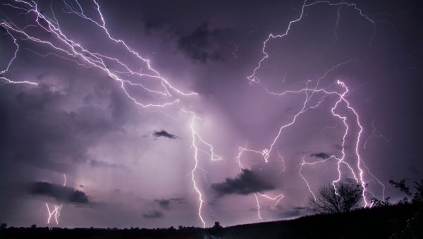 (МАПА) ХИТНО УПОЗОРЕЊЕ РХМЗ-А: У наредних сат времена креће јака олуја (МАПА) ХИТНО УПОЗОРЕЊЕ РХМЗ-А: У наредних сат времена креће јака олуја