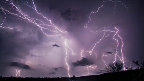 (МАПА) ХИТНО УПОЗОРЕЊЕ РХМЗ-А: У наредних сат времена креће јака олуја (МАПА) ХИТНО УПОЗОРЕЊЕ РХМЗ-А: У наредних сат времена креће јака олуја