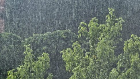 NIŽU SE HITNA UPOZORENJA NA NEVREME: RHMZ upravo objavio - u naredna 2 sata u ovim delovima Srbije pljuskovi, grmljavina i jak vetar