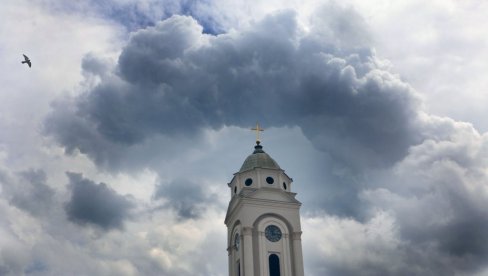VREME DANAS: Oblačno, ponegde sa slabom kišom
