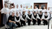 ДОБИЛИ НОВАЦ ЗА МАЂАРСКЕ НАРОДНЕ НОШЊЕ: Донација фолклорном ансамблу у Банатском Двору