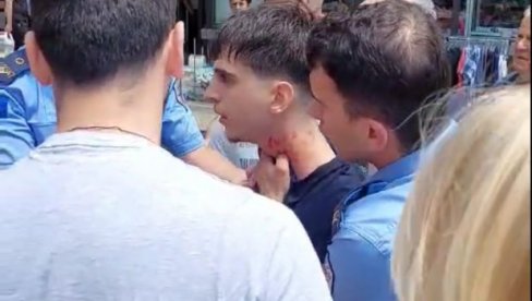 ХВАТАО ГА ЗА ВРАТ НАНЕВШИ МУ ПОВРЕДЕ: Припадник тзв. косове полиције брутално напао српског матуранта у Северној Митровици ХВАТАО ГА ЗА ВРАТ НАНЕВШИ МУ ПОВРЕДЕ: Припадник тзв. косове полиције брутално напао српског матуранта у Северној Митровици