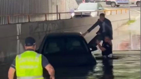 ДРАМАТИЧАН СНИМАК ИЗ БЕОГРАДА: Полицајци спашавају заглављеног човека у возилу испод моста (ВИДЕО) ДРАМАТИЧАН СНИМАК ИЗ БЕОГРАДА: Полицајци спашавају заглављеног човека у возилу испод моста (ВИДЕО)