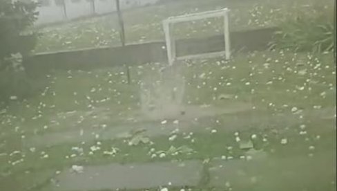 DRAMATIČAN SNIMAK STRAŠNOG NEVREMENA U BEOGRADU: Grad veličine teniske loptice razbija automobile (VIDEO)