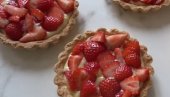 ISKORISTITE DOK IM JE SEZONA: Prolećni tart sa jagodama, fenomenalan desert oduševiće i one izbirljive (VIDEO)