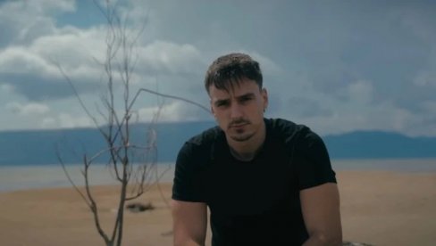 СВЕ СЕ РОДИЛО У ЈЕДНОМ ЧОВЕКУ: Девојчице су због њега у трансу, а певач им је поручио само једно (ФОТО)