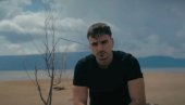 СВЕ СЕ РОДИЛО У ЈЕДНОМ ЧОВЕКУ: Девојчице су због њега у трансу, а певач им је поручио само једно (ФОТО)