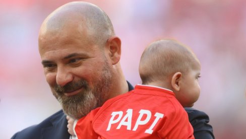 EMOTIVNE SCENE IZ MOSKVE! Dejan Stanković prvi put u javnosti pokazao kćerku i suprugu