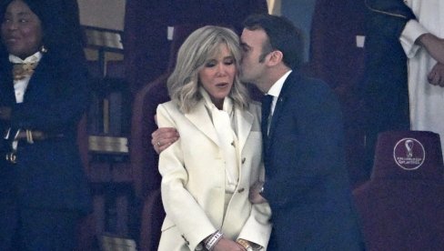 (FOTO) Brižit Makron u kupaćem - paparaci je uslikali (FOTO) Brižit Makron u kupaćem - paparaci je uslikali