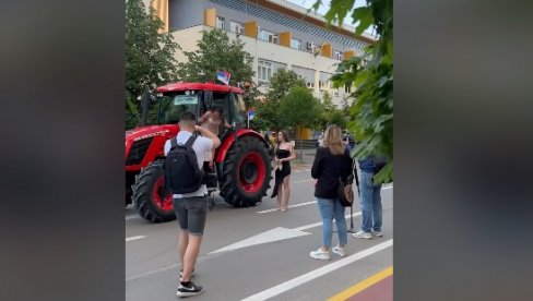 НЕДЕЉКА НА МАТУРУ ДОШЛА ТРАКТОРОМ: Бањалука је вечерас центар младости и лепоте (ВИДЕО) НЕДЕЉКА НА МАТУРУ ДОШЛА ТРАКТОРОМ: Бањалука је вечерас центар младости и лепоте (ВИДЕО)