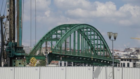 НАД РЕКОМ ЛЕБДИ САМО ЗЕЛЕНИ ЛУК: Стари савски мост, који се демонтира и полако нестаје, одсечен је од обе обале Саве НАД РЕКОМ ЛЕБДИ САМО ЗЕЛЕНИ ЛУК: Стари савски мост, који се демонтира и полако нестаје, одсечен је од обе обале Саве