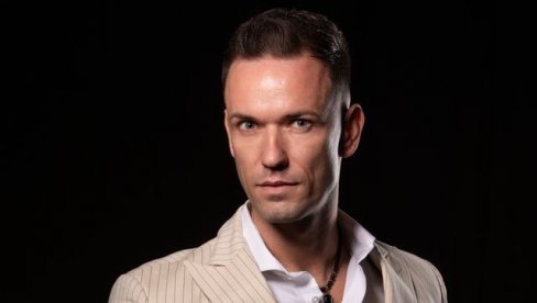 OTPEVAO GRČKI HIT I DOBIO PRVI MILION: Slušaju ga, a niko nije znao za njega OTPEVAO GRČKI HIT I DOBIO PRVI MILION: Slušaju ga, a niko nije znao za njega